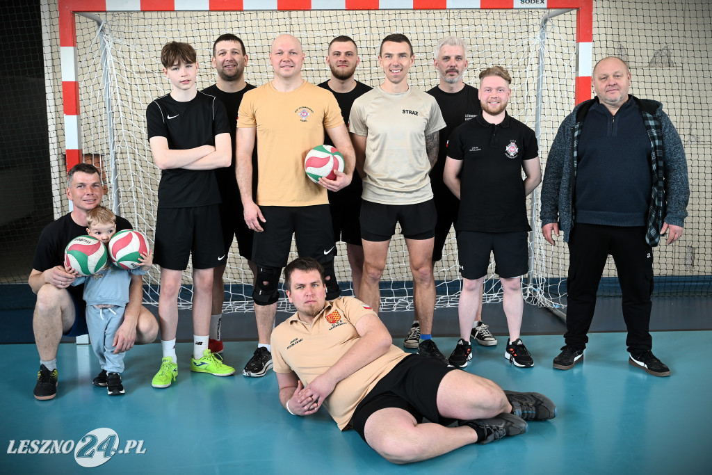 Strażacy grali w siatkówkę