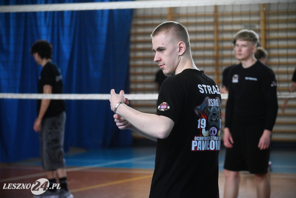 Strażacy grali w siatkówkę