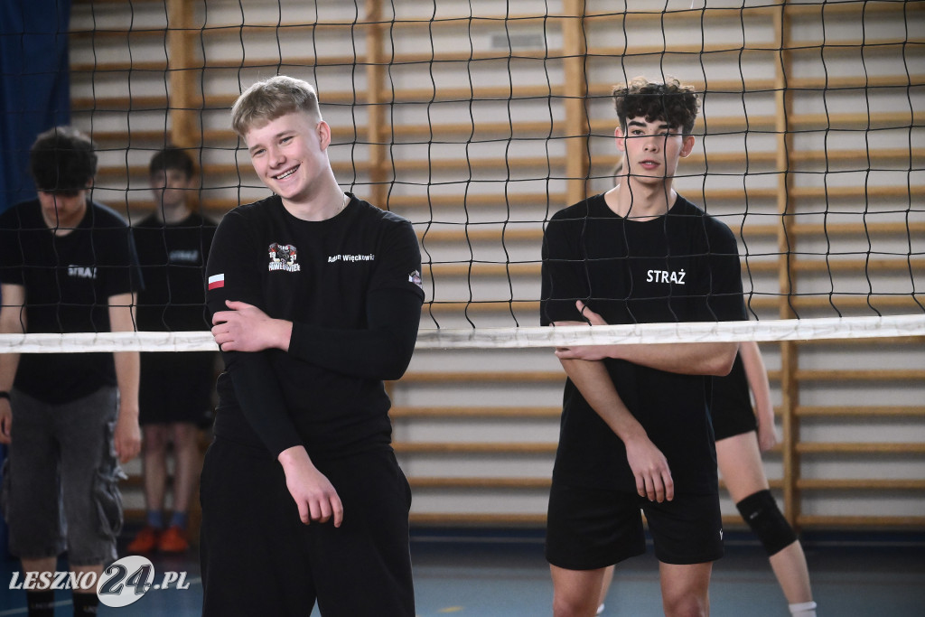 Strażacy grali w siatkówkę