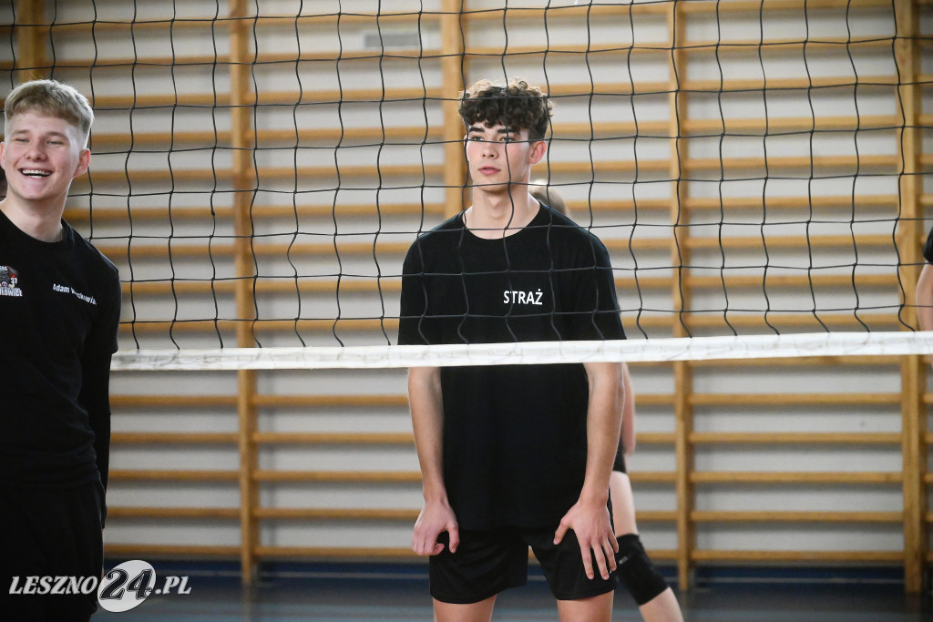 Strażacy grali w siatkówkę