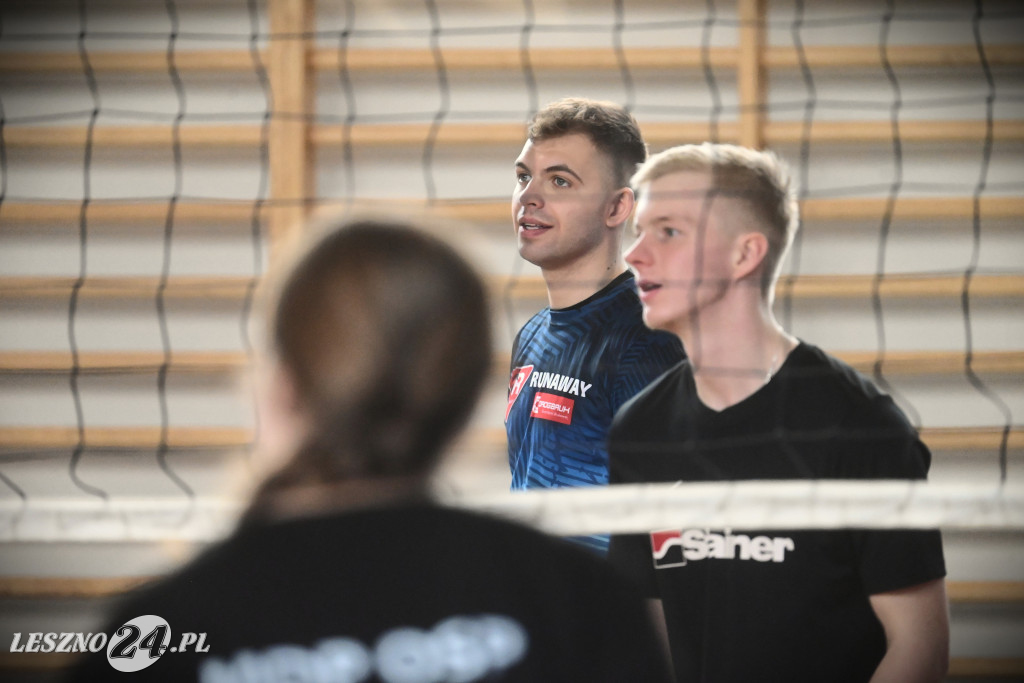 Strażacy grali w siatkówkę