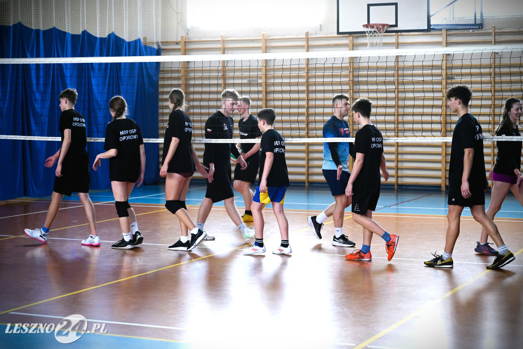 Strażacy grali w siatkówkę