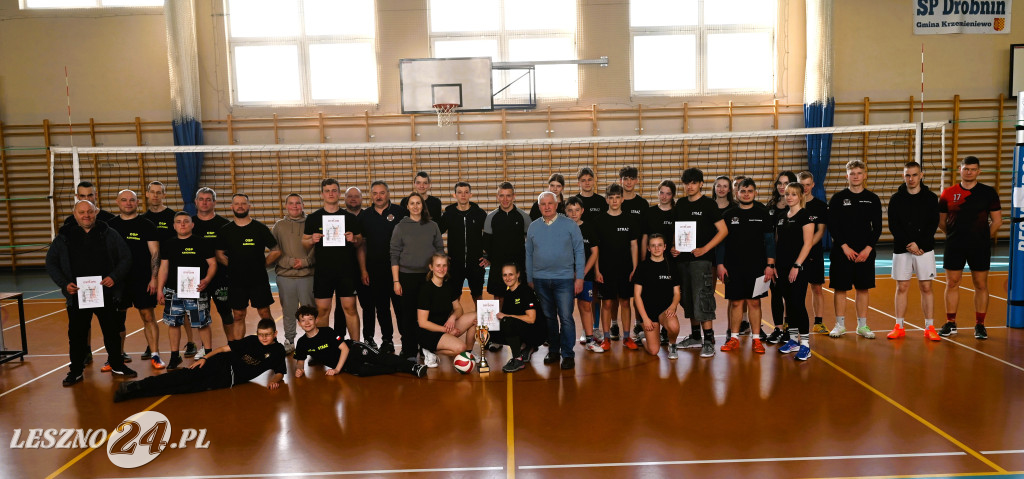 Strażacy grali w siatkówkę