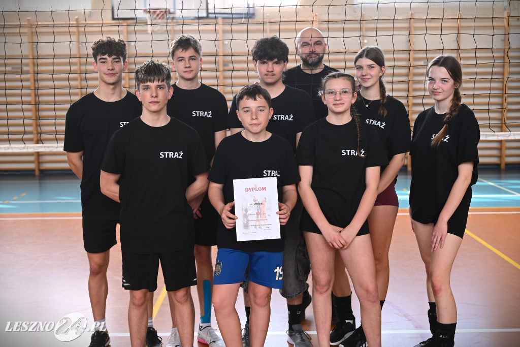 Strażacy grali w siatkówkę