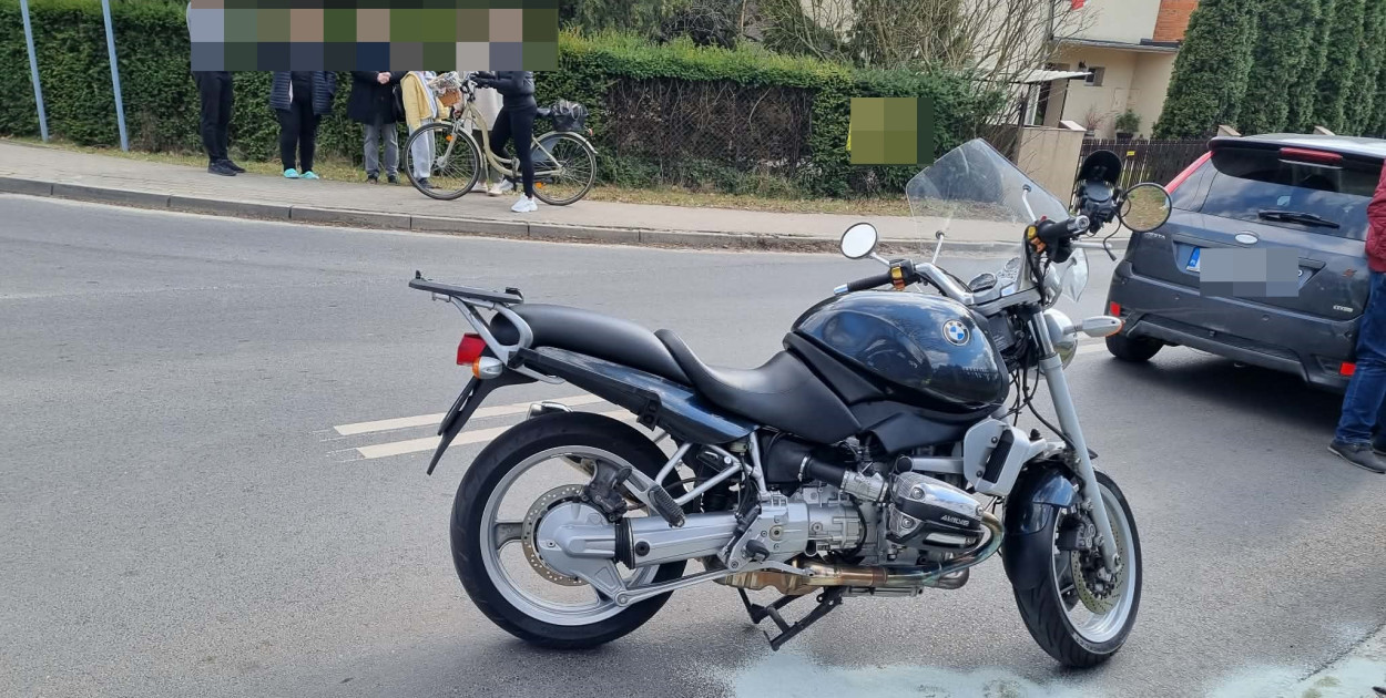 Motocyklista w szpitalu po zderzeniu z osobówką