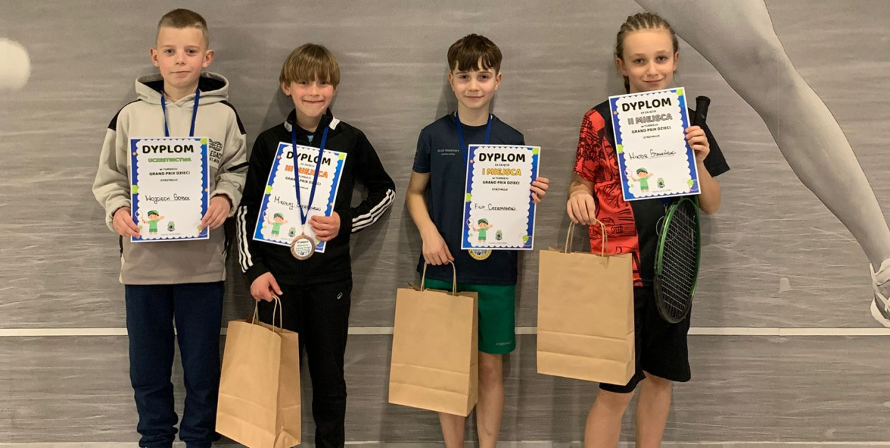 Tenisowa młodzież na kortach Akwawit