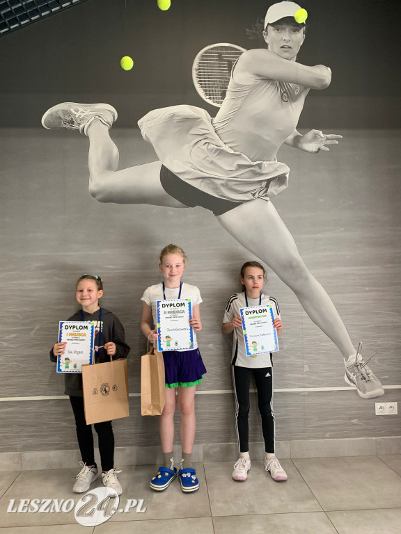 Tenisowa młodzież na kortach Akwawit