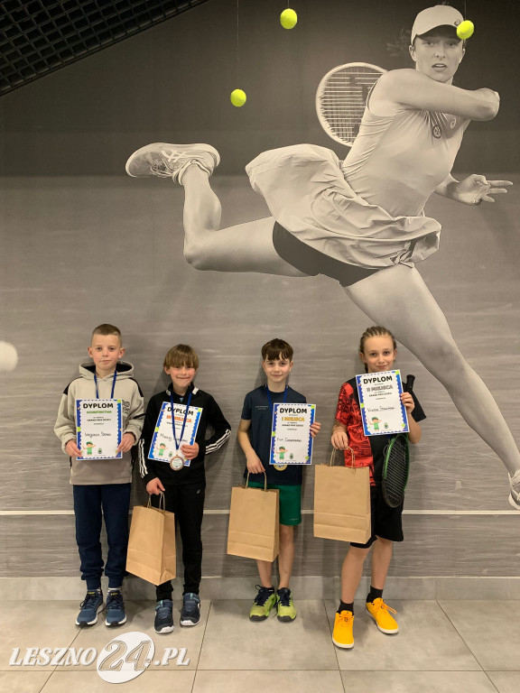 Tenisowa młodzież na kortach Akwawit