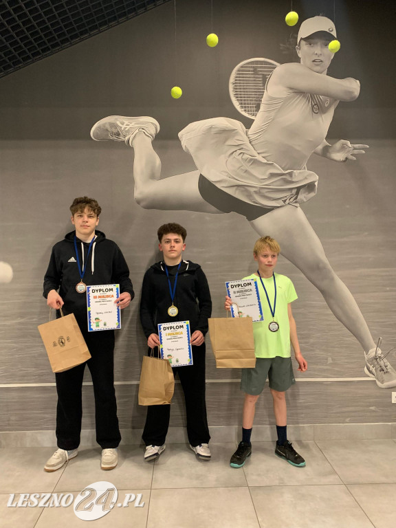 Tenisowa młodzież na kortach Akwawit