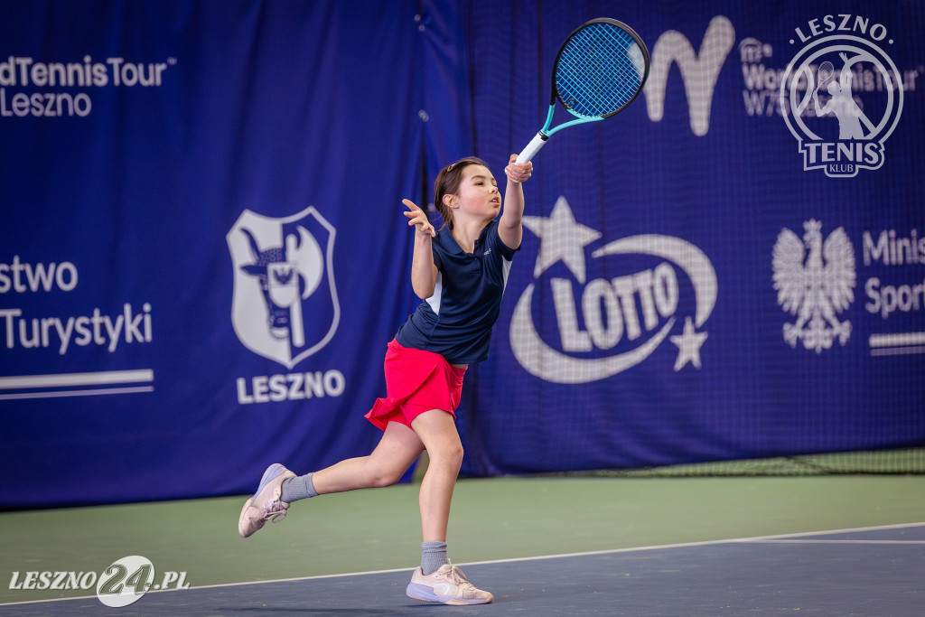 Tenisowa młodzież na kortach Akwawit