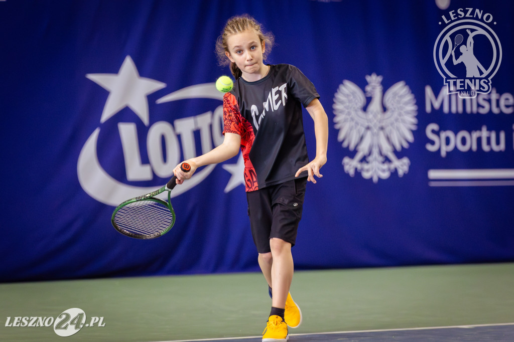 Tenisowa młodzież na kortach Akwawit