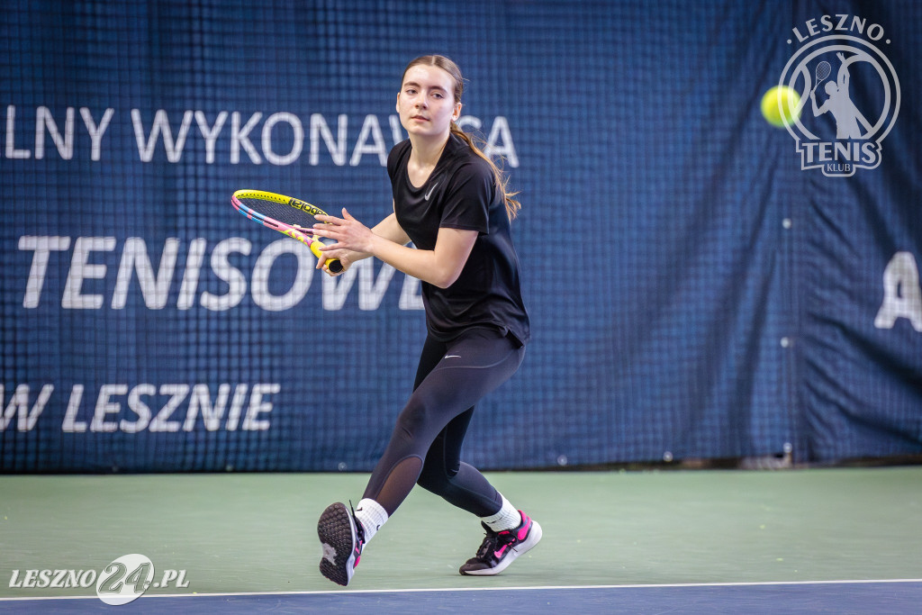 Tenisowa młodzież na kortach Akwawit