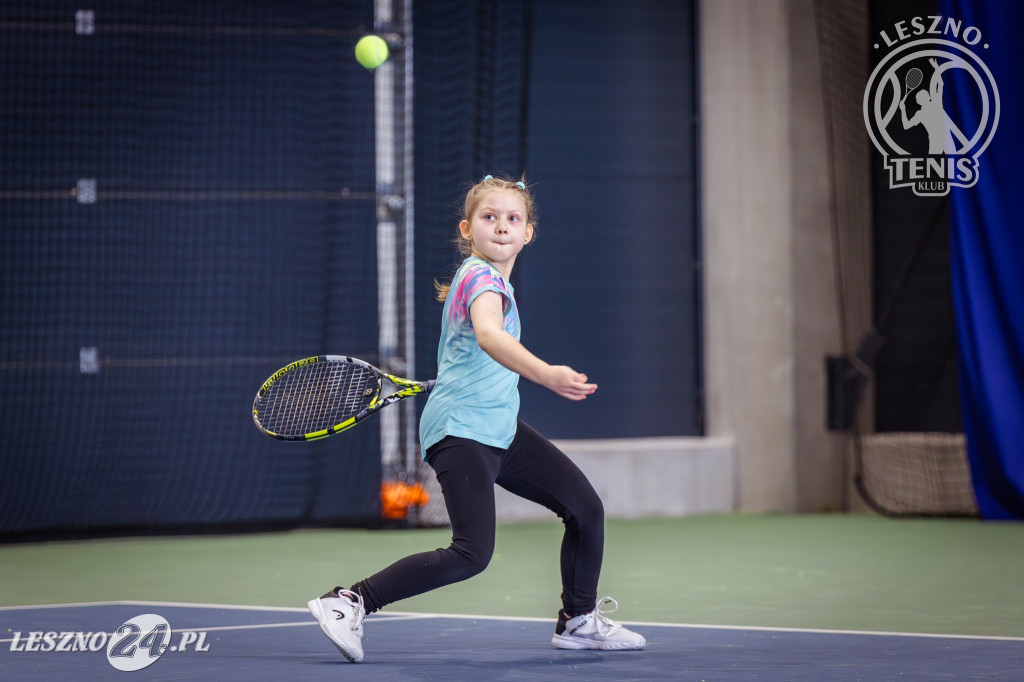 Tenisowa młodzież na kortach Akwawit