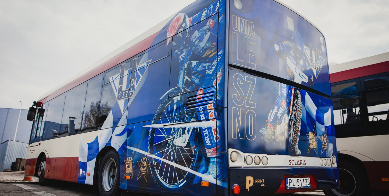 Byczy autobus komunikacji miejskiej