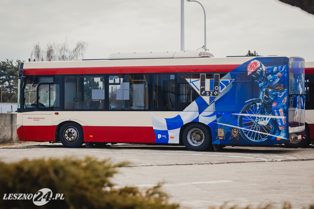 Byczy autobus komunikacji miejskiej
