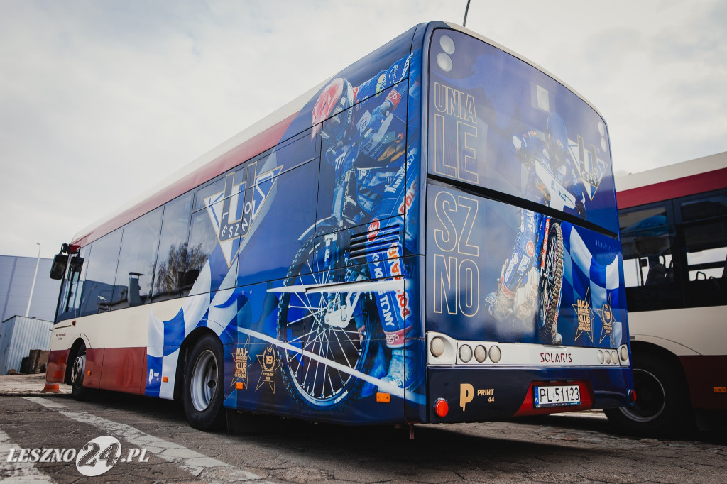 Byczy autobus komunikacji miejskiej