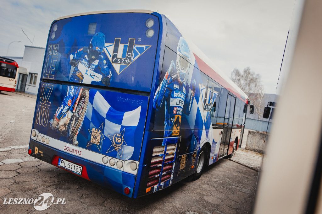 Byczy autobus komunikacji miejskiej