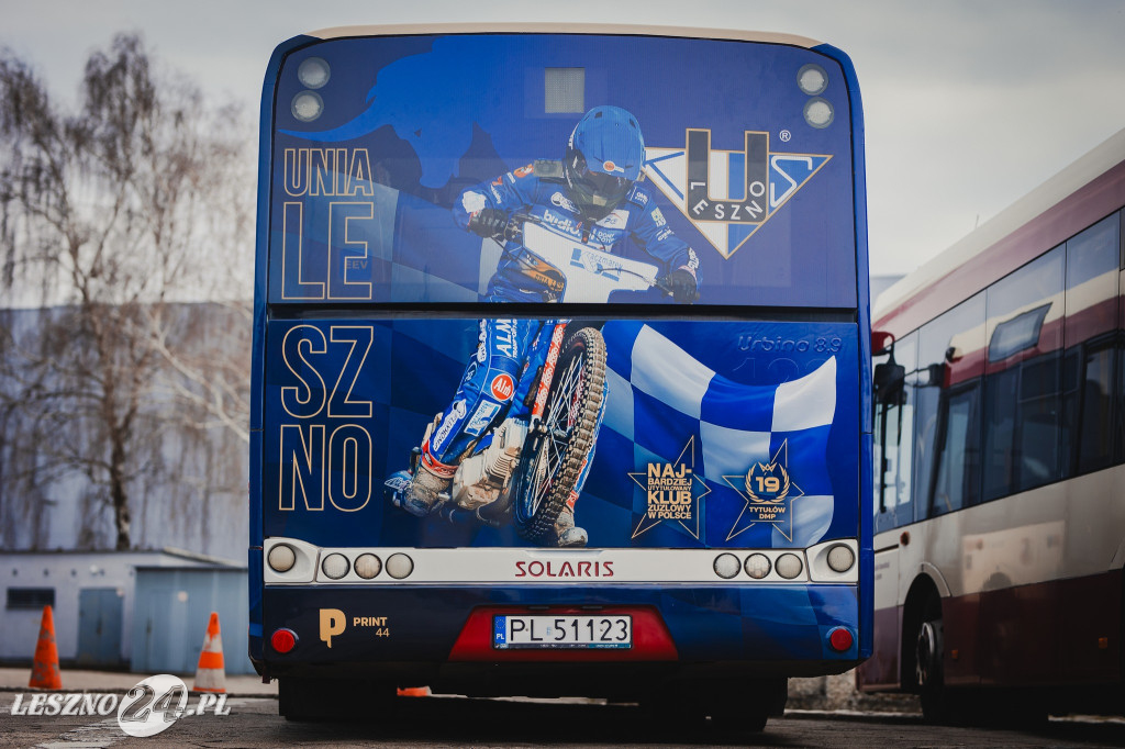 Byczy autobus komunikacji miejskiej