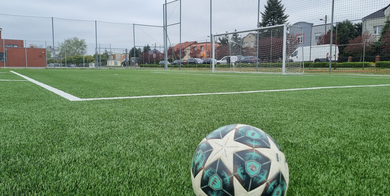 Zniszczone ogrodzenia boiska przy ul. Szczepanowskiego