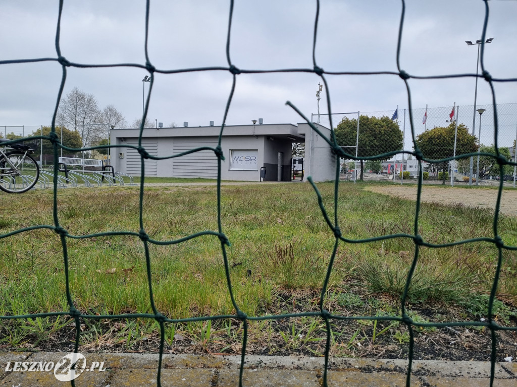 Zniszczone ogrodzenia boiska przy ul. Szczepanowskiego