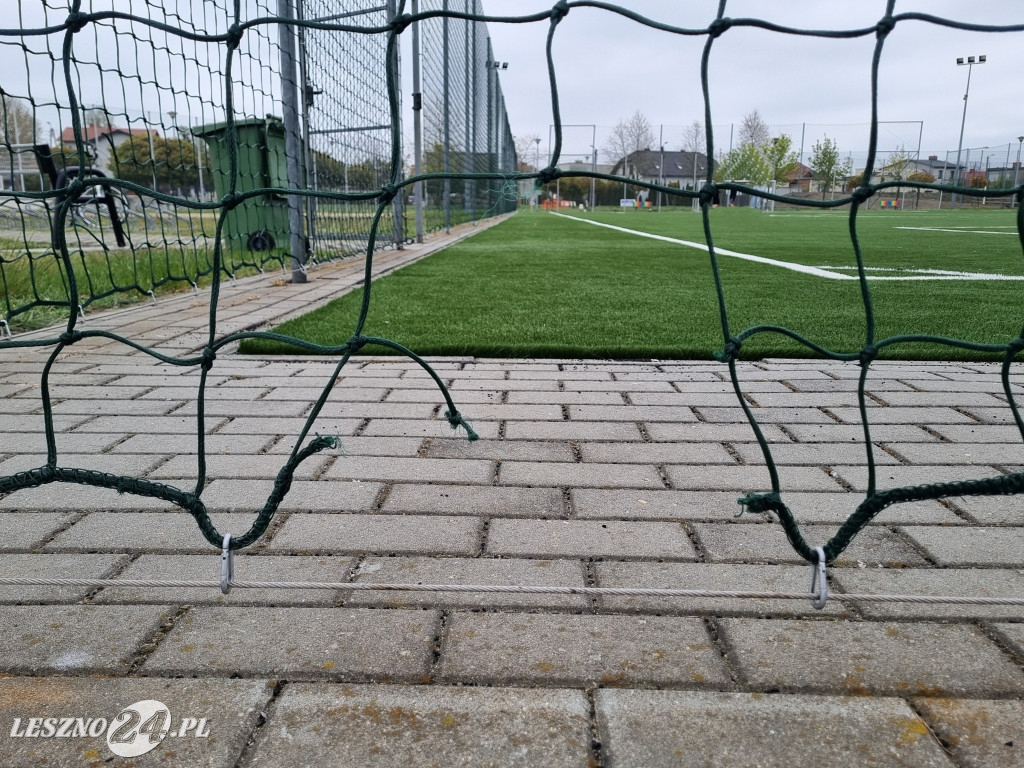 Zniszczone ogrodzenia boiska przy ul. Szczepanowskiego