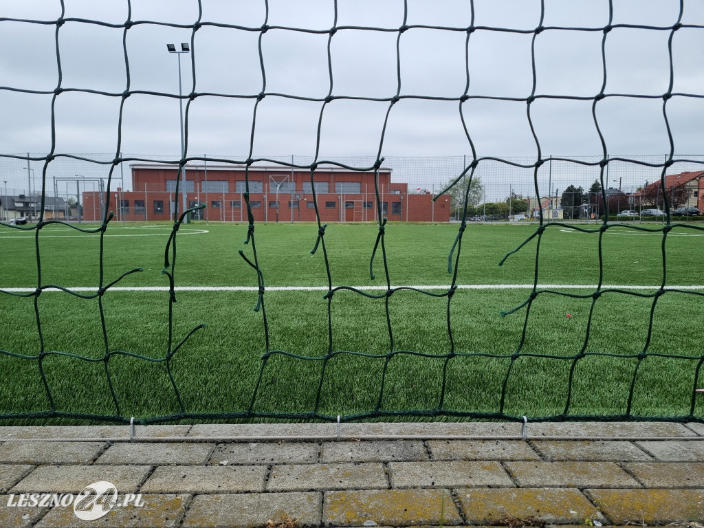 Zniszczone ogrodzenia boiska przy ul. Szczepanowskiego