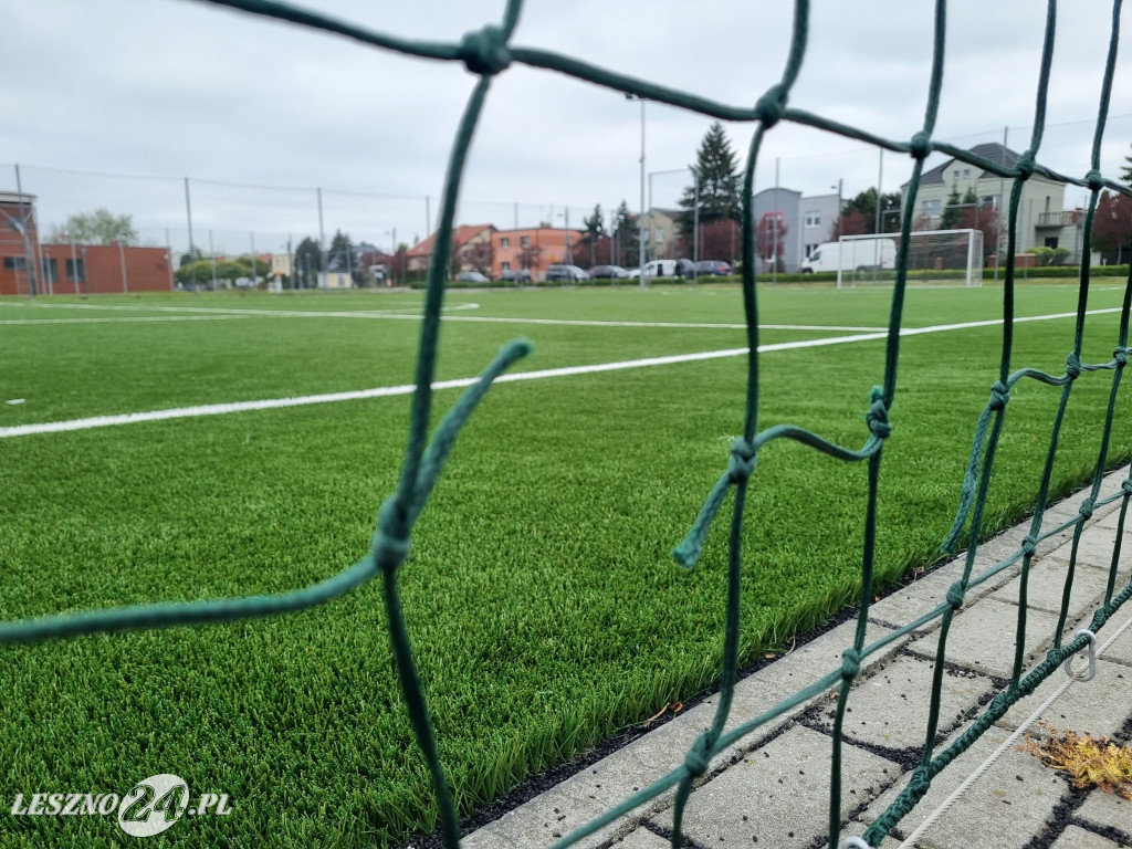 Zniszczone ogrodzenia boiska przy ul. Szczepanowskiego
