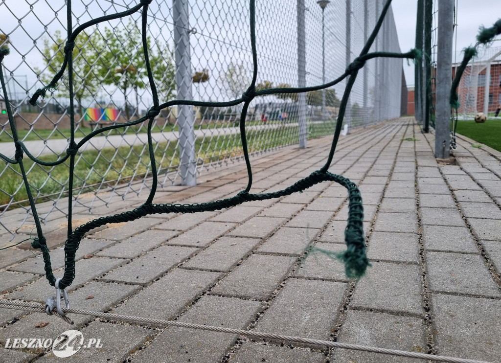 Zniszczone ogrodzenia boiska przy ul. Szczepanowskiego