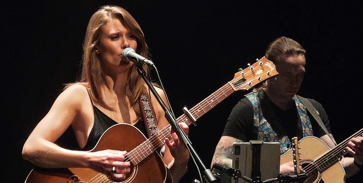 Julia Pietrucha w Teatrze Miejskim w Lesznie