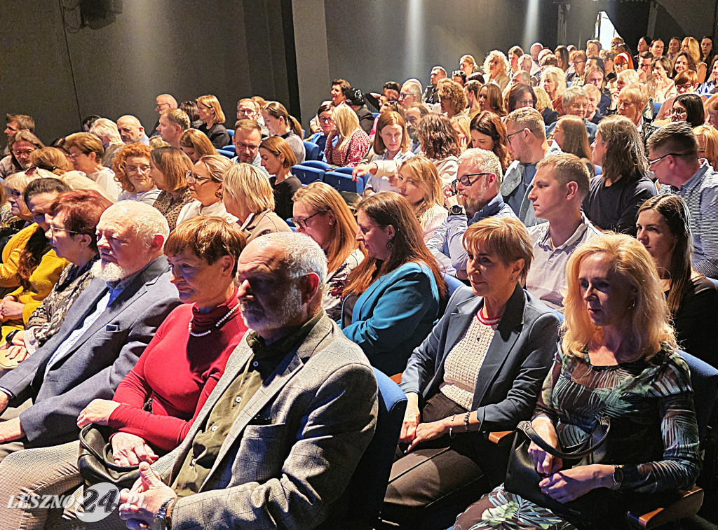 Julia Pietrucha w Teatrze Miejskim w Lesznie