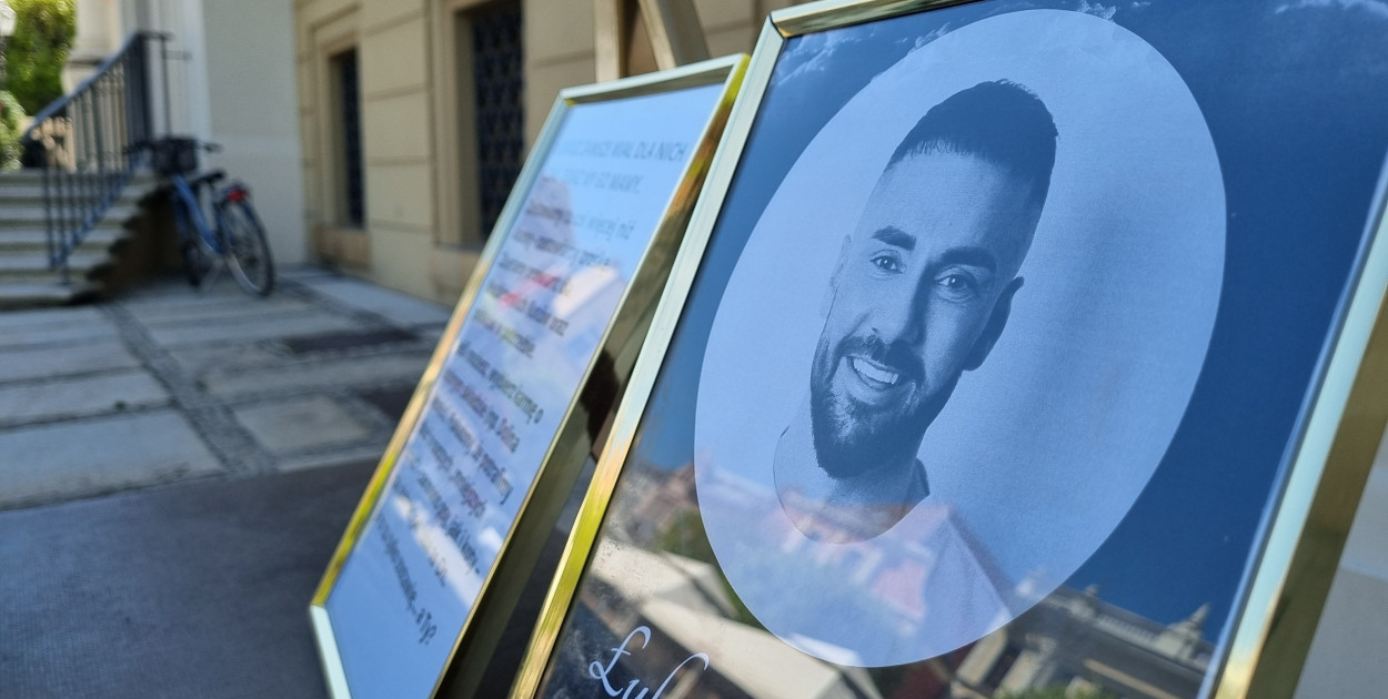 Upamiętnienie posła zbiórką karmy na Rynku w Lesznie