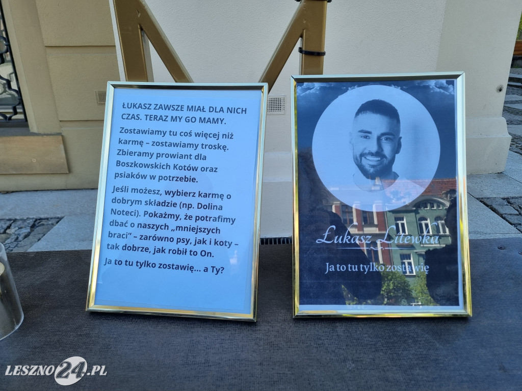 Upamiętnienie posła zbiórką karmy na Rynku w Lesznie