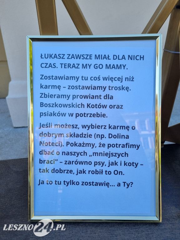Upamiętnienie posła zbiórką karmy na Rynku w Lesznie