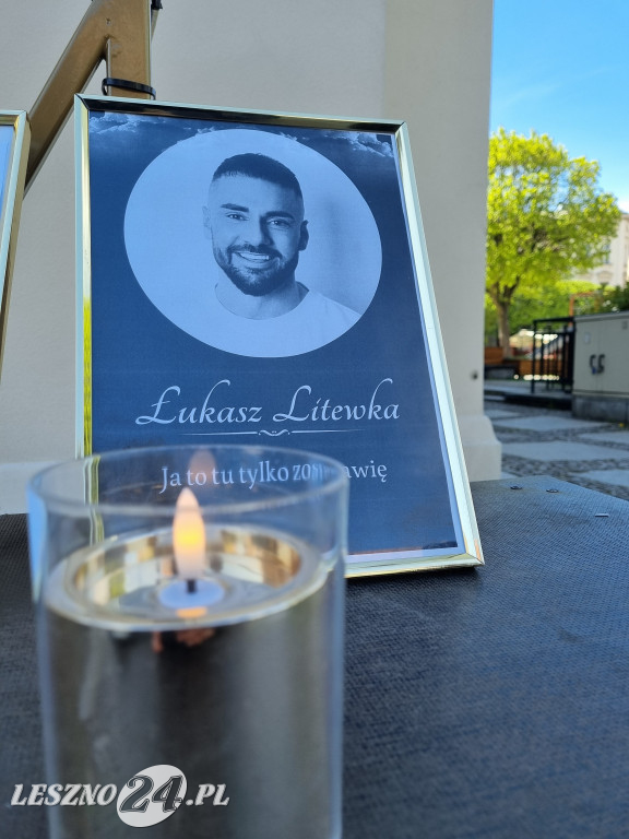 Upamiętnienie posła zbiórką karmy na Rynku w Lesznie