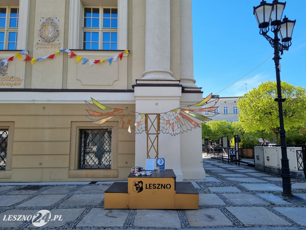 Upamiętnienie posła zbiórką karmy na Rynku w Lesznie