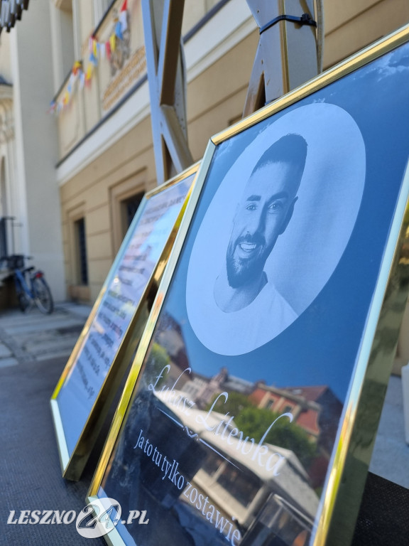 Upamiętnienie posła zbiórką karmy na Rynku w Lesznie