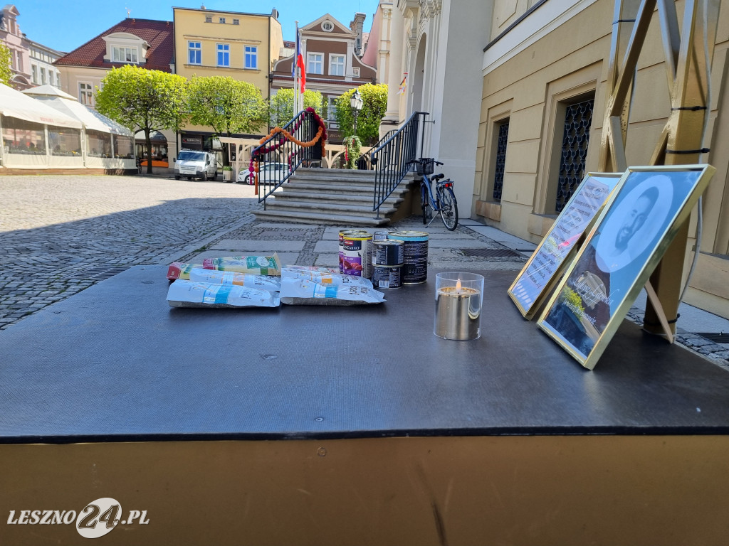 Upamiętnienie posła zbiórką karmy na Rynku w Lesznie