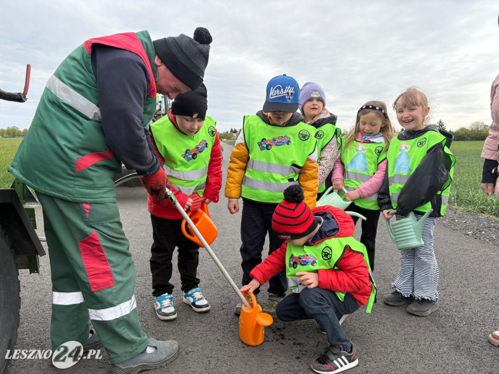 Sadzenie drzew przy ul. Trojanowskiego w Lesznie