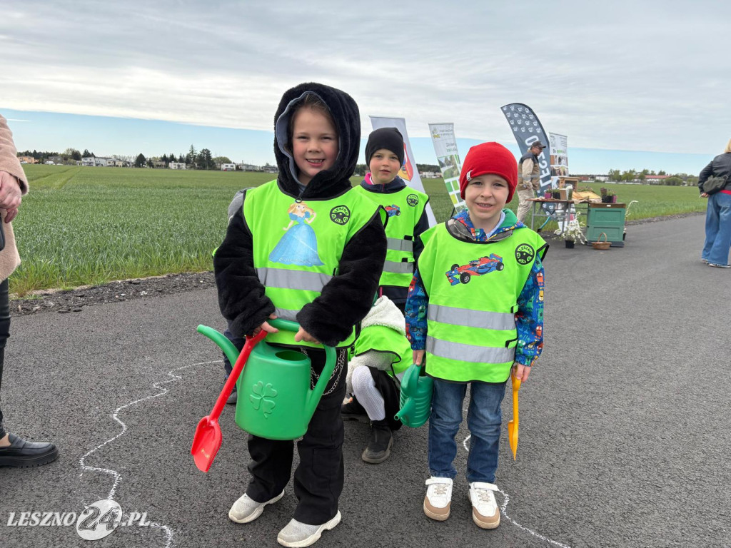 Sadzenie drzew przy ul. Trojanowskiego w Lesznie
