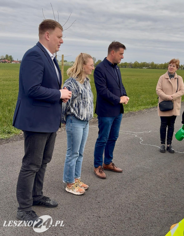 Sadzenie drzew przy ul. Trojanowskiego w Lesznie