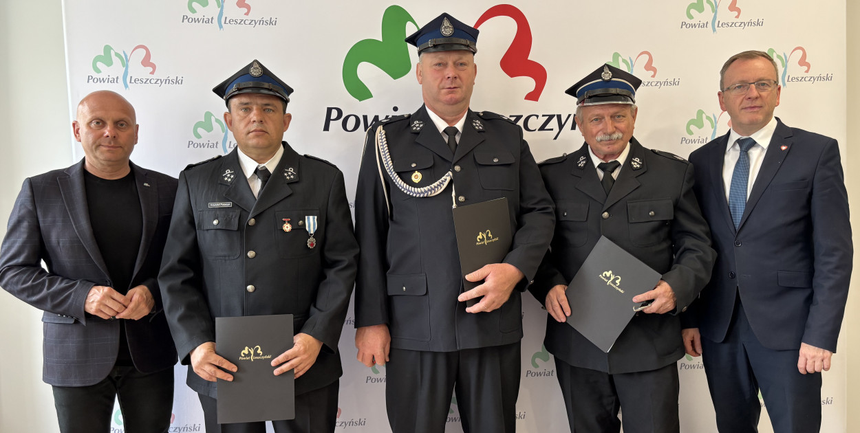 Podpisanie umów w Starostwie Powiatowym w Lesznie