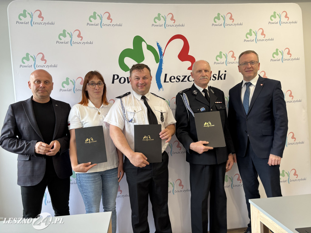 Podpisanie umów w Starostwie Powiatowym w Lesznie