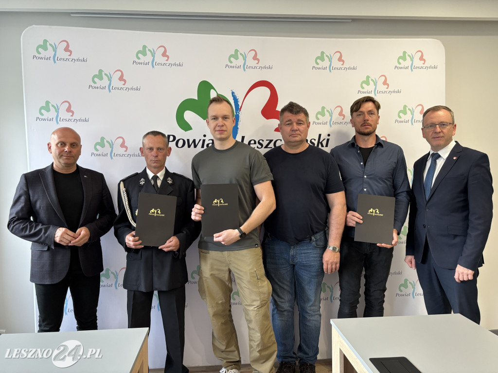 Podpisanie umów w Starostwie Powiatowym w Lesznie