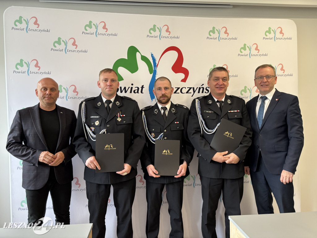 Podpisanie umów w Starostwie Powiatowym w Lesznie
