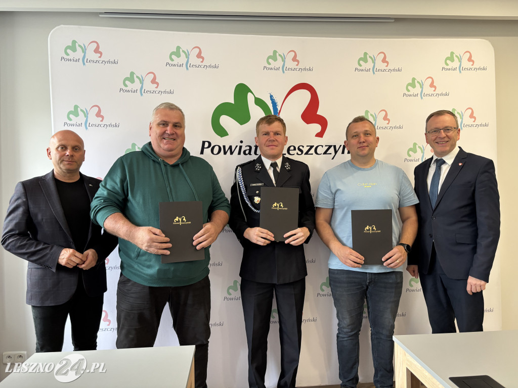 Podpisanie umów w Starostwie Powiatowym w Lesznie