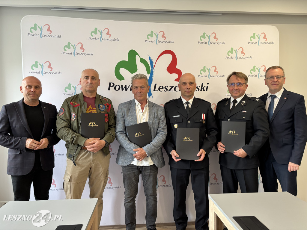 Podpisanie umów w Starostwie Powiatowym w Lesznie