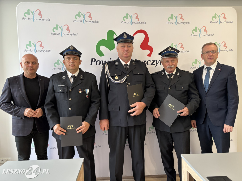 Podpisanie umów w Starostwie Powiatowym w Lesznie