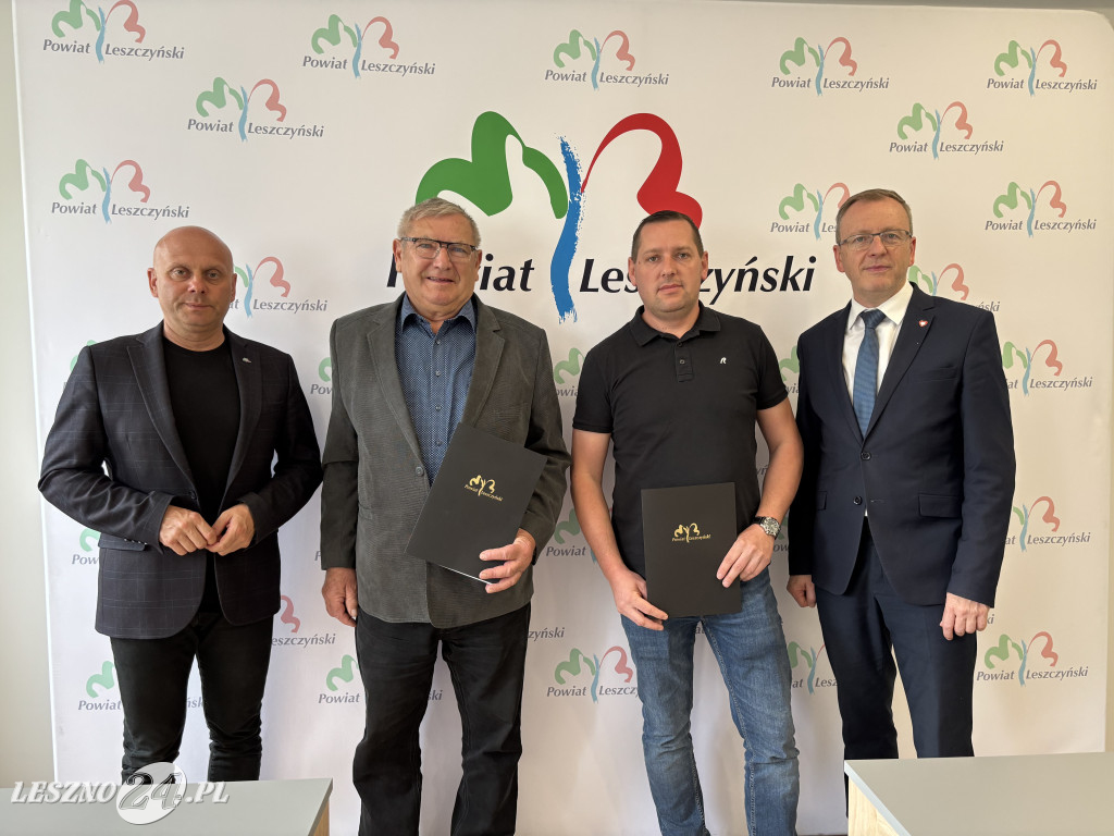 Podpisanie umów w Starostwie Powiatowym w Lesznie
