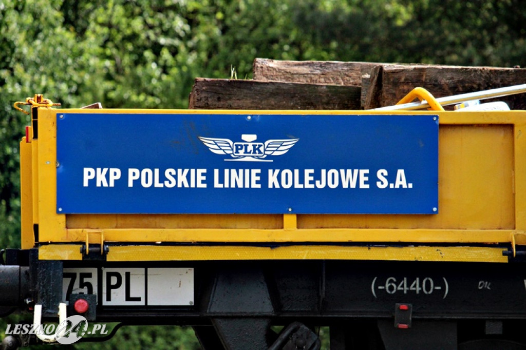 Na czerwonym świetle pod drezynę