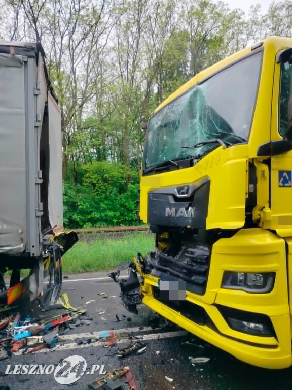 Zderzenie osobówki i dwóch tirów